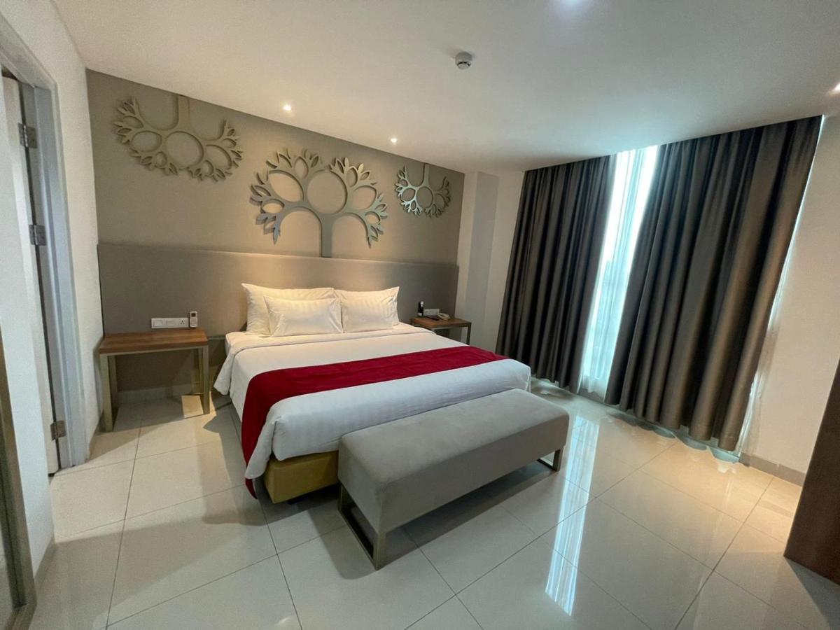 Palm Park Hotel Surabaya Exterior photo