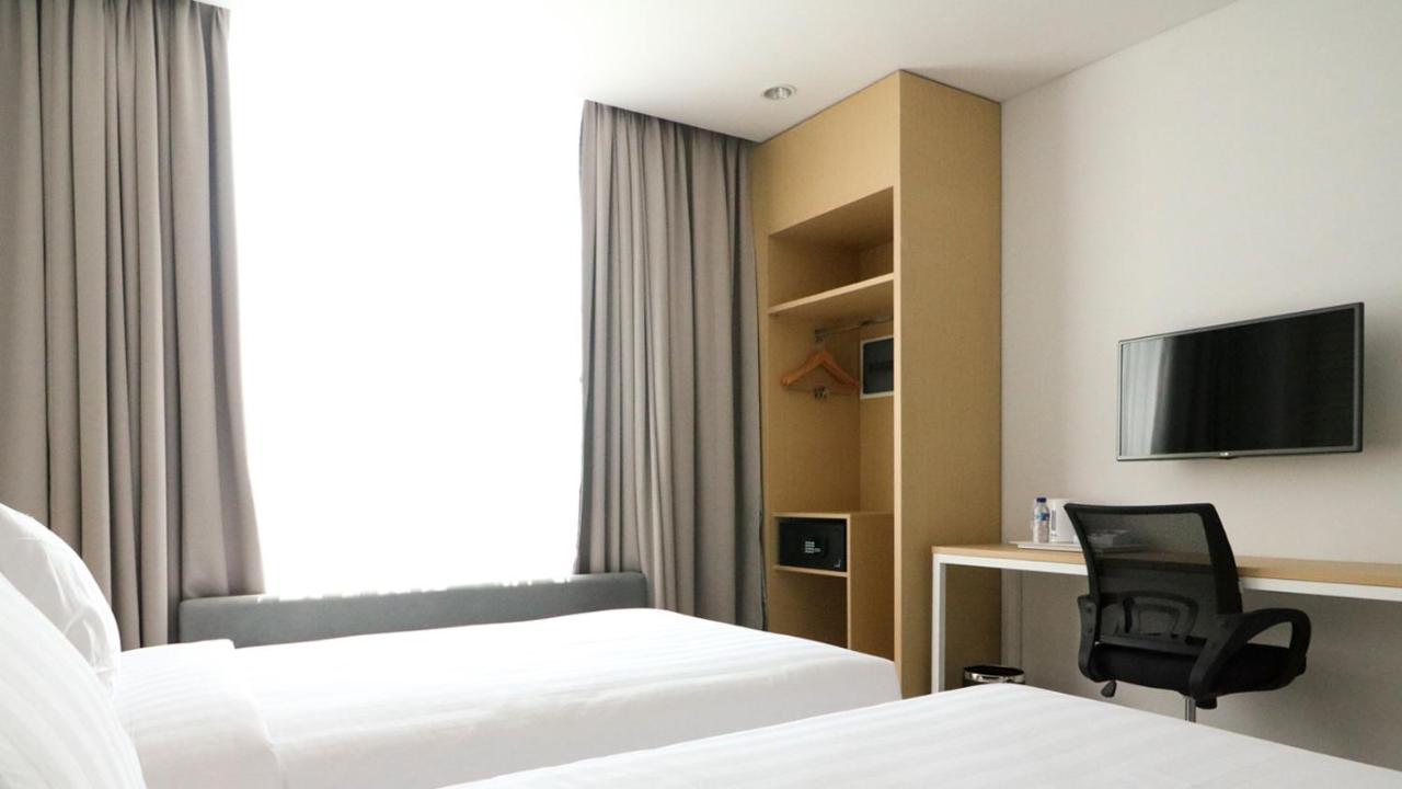 Palm Park Hotel Surabaya Exterior photo