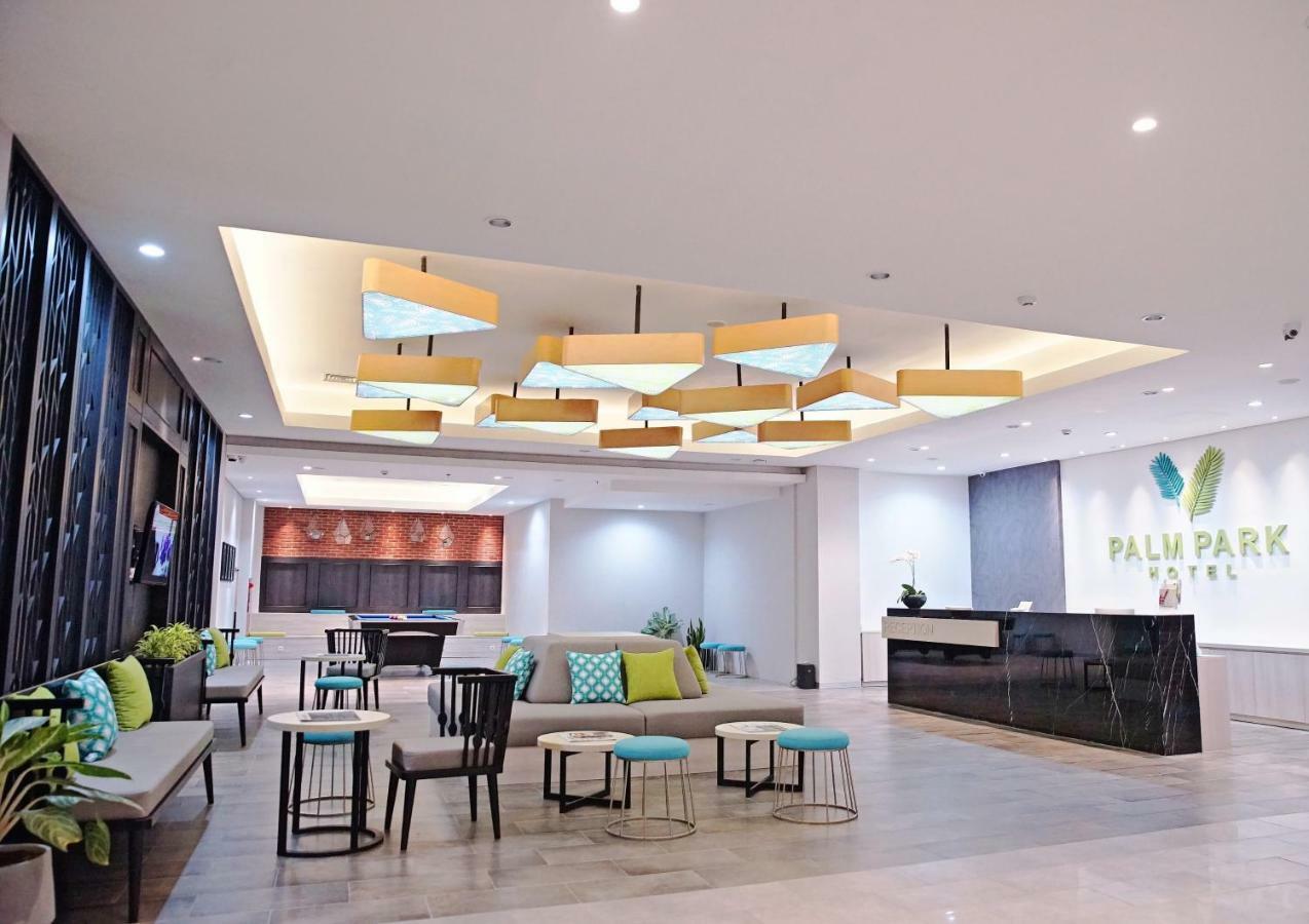 Palm Park Hotel Surabaya Exterior photo